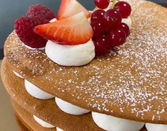 Kārtu torte ar krēmu, zemenēm, avenēm un jāņogām