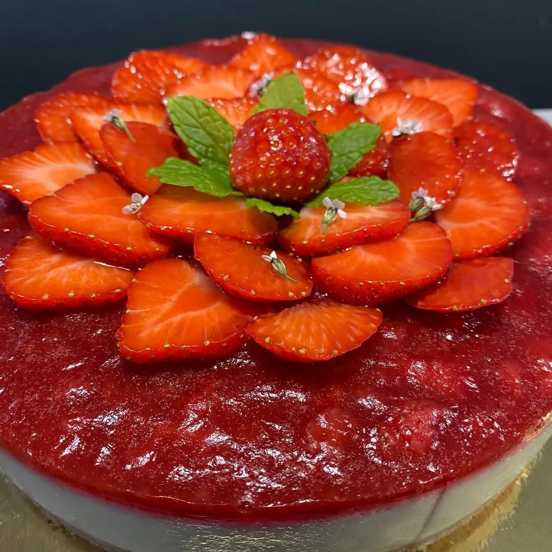 Torte ar svaigām zemenēm un piparmētru lapiņām