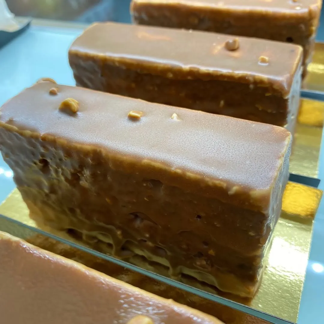 Kūciņas „A la Rocher” ar karameles glazūru un lazdu riekstiem